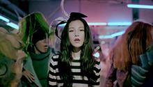 唱作才女本兮化身鬼马小魔女《翻篇》MV