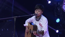 吉他女孩温柔弹唱感动他人