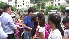 走进凤凰 “快乐课桌”献爱心