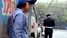 盗窃被检查 黄渤险锤上交警