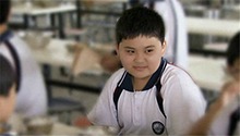 张凯龙摔坏手机被吓哭
