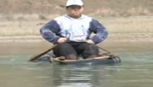 张爸请人捕鱼为儿女改善伙食