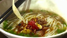 用白沙古井的水熬煮出美味汤底