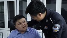 民警刘导为短视频参演警察分配角色