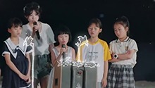 赖美云和小朋友合唱萱草花
