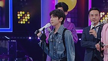 王源举哑铃唱《男儿当自强》