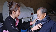 蔡少芬送93岁爷爷冬日三件套
